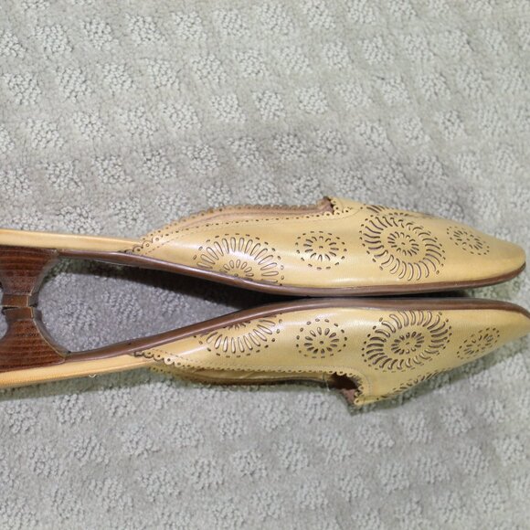 Prague Women Sz 11.5M Taupe Laser Cut Round Toe Mule 1" Kitten Heels - Picture 4 of 6